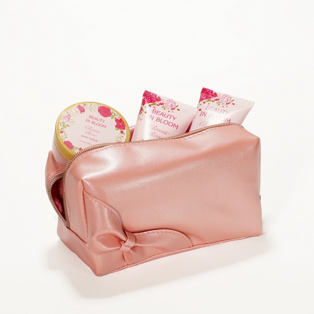 Женский подарочный набор Beauty In Bloom Classic Rose ( гель для душа 50мл + крем для рук 50мл + скраб для тела 50мл ). Фото 6.