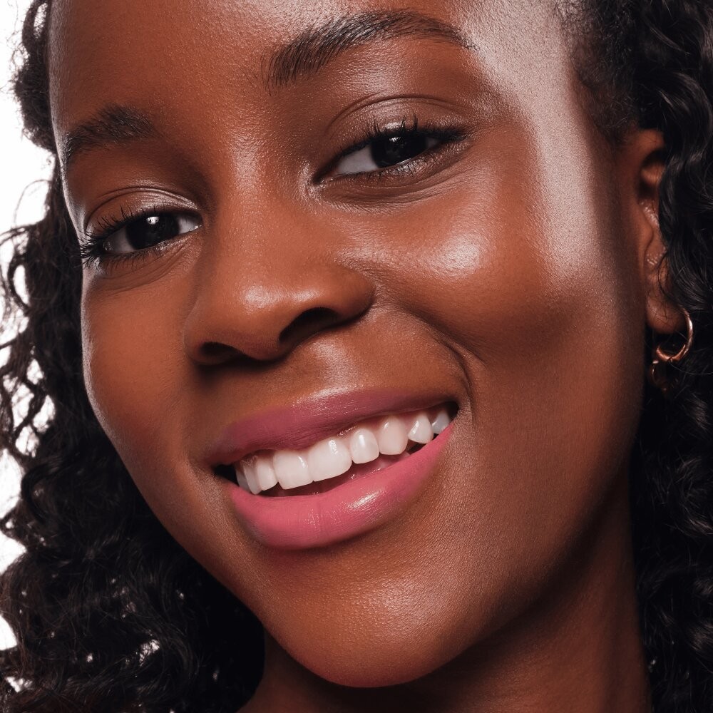 Помада для губ Essence Satin Glow luminous shine lipstick 03 3,5г. Фото 6.