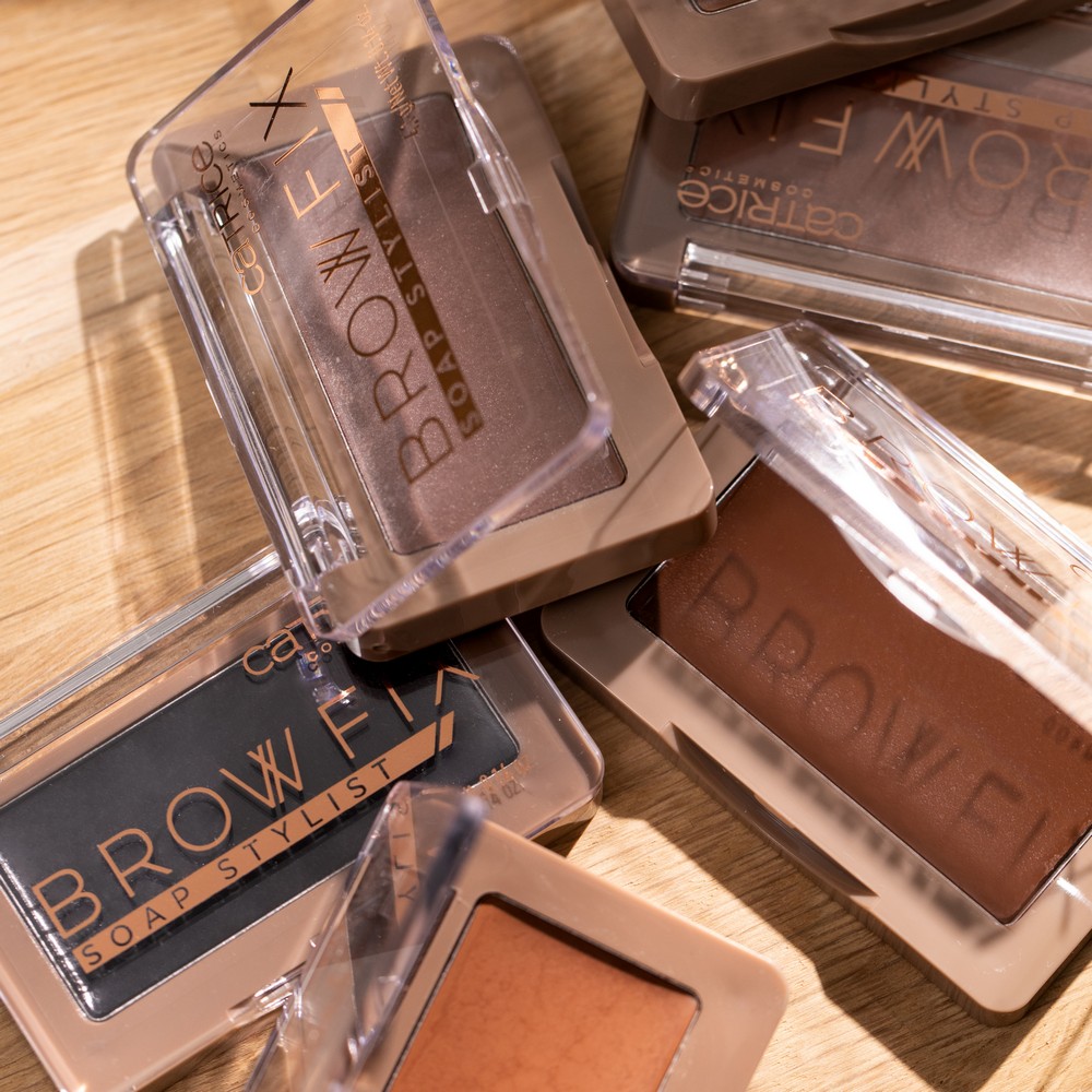 Мыло для укладки бровей Catrice Brow Fix Soap Stylist 010 4,1г. Фото 7.