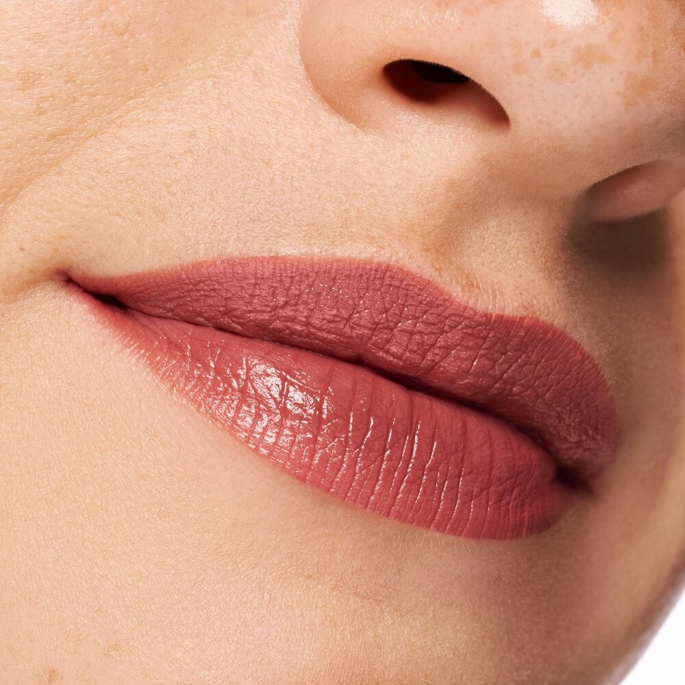 Помада для губ Essence Satin Glow luminous shine lipstick 05 3,5г. Фото 5.