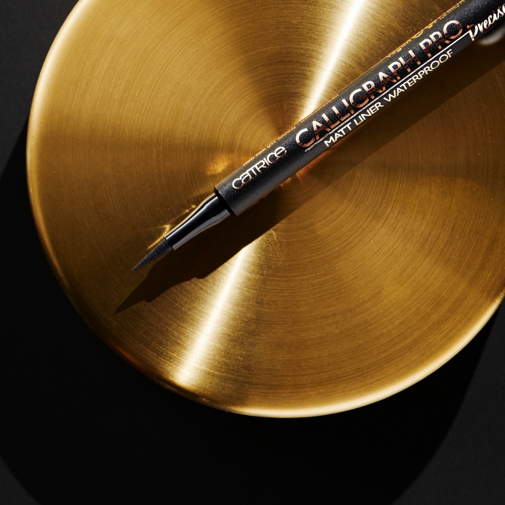 Водостойкая подводка для век Catrice Calligraph Pro Precise 24h 010 1,2мл. Фото 10.