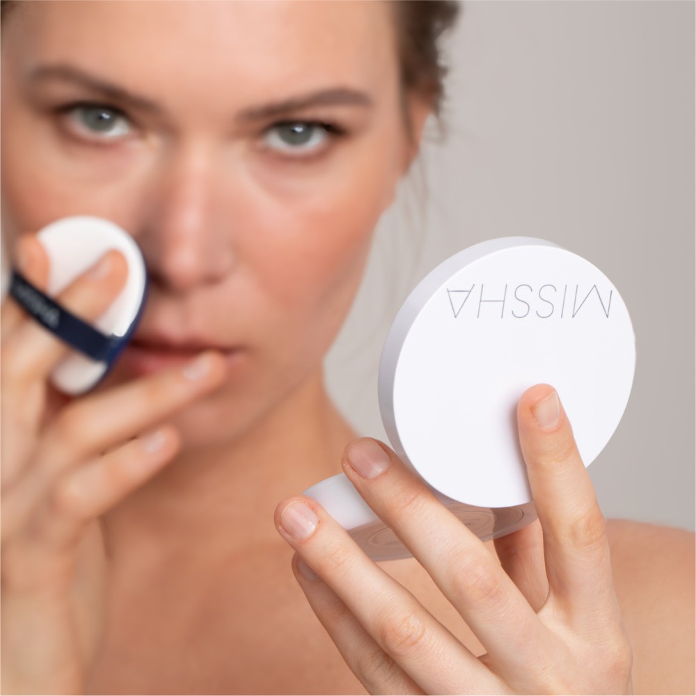 Тональный Кушон для лица Missha Magic Cushion Moist Up с увлажняющим эффектом 21 15г. Фото 12.